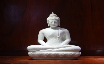 Bắt giam Phật đá